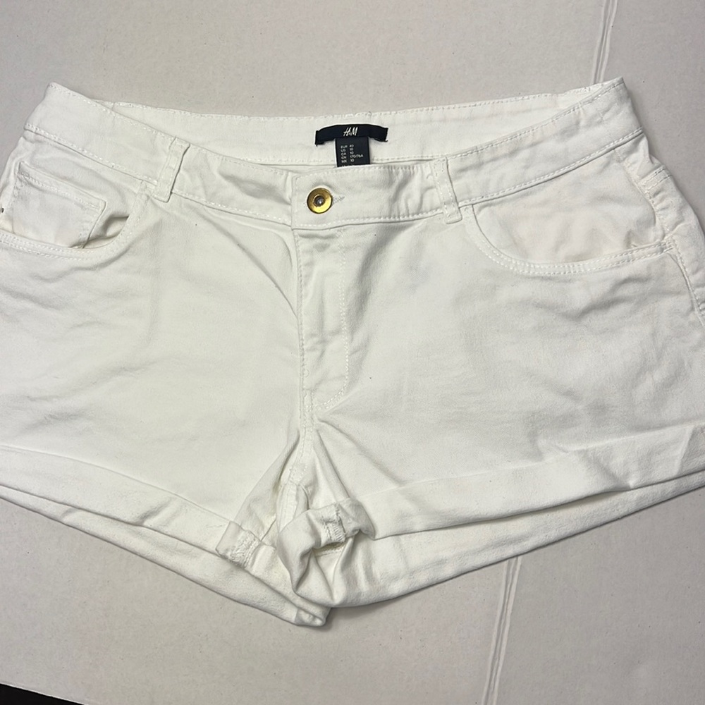 H&M White Cuffed Shorts with Front and Back Pockets Size 10